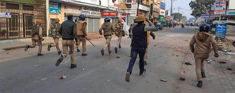 ಸಿಎಎ ಪ್ರತಿಭಟನಾಕಾರರಿಗೆ ಪಾಕಿಸ್ತಾನಕ್ಕೆ ಹೋಗಿ ಎಂದ ಪೊಲೀಸ್ ಅಧಿಕಾರಿ !