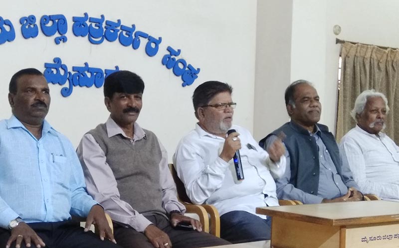 ಅನರ್ಹ ಶಾಸಕರು ರಾಜಕೀಯ ವೇಶ್ಯೆಯರು: ಪ್ರೊ.ಮಹೇಶ್ ಚಂದ್ರಗುರು ಅನರ್ಹ ಶಾಸಕರು ರಾಜಕೀಯ ವೇಶ್ಯೆಯರು: ಪ್ರೊ.ಮಹೇಶ್ ಚಂದ್ರಗುರು