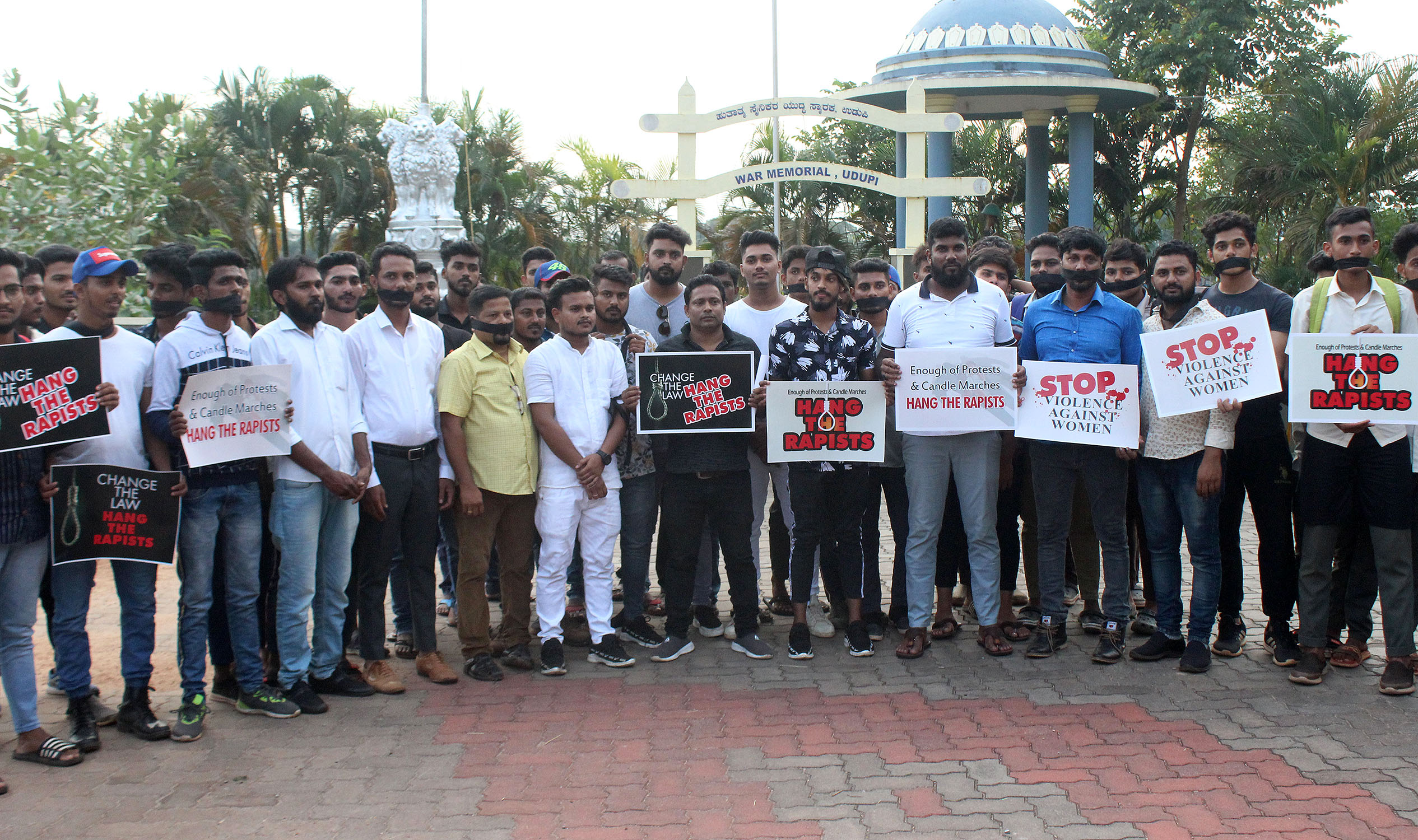 ಅತ್ಯಾಚಾರ ಪ್ರಕರಣ ಖಂಡಿಸಿ ಬಾಯಿಗೆ ಕಪ್ಪುಬಟ್ಟೆ ಕಟ್ಟಿ ಮೌನ ಪ್ರತಿಭಟನೆ