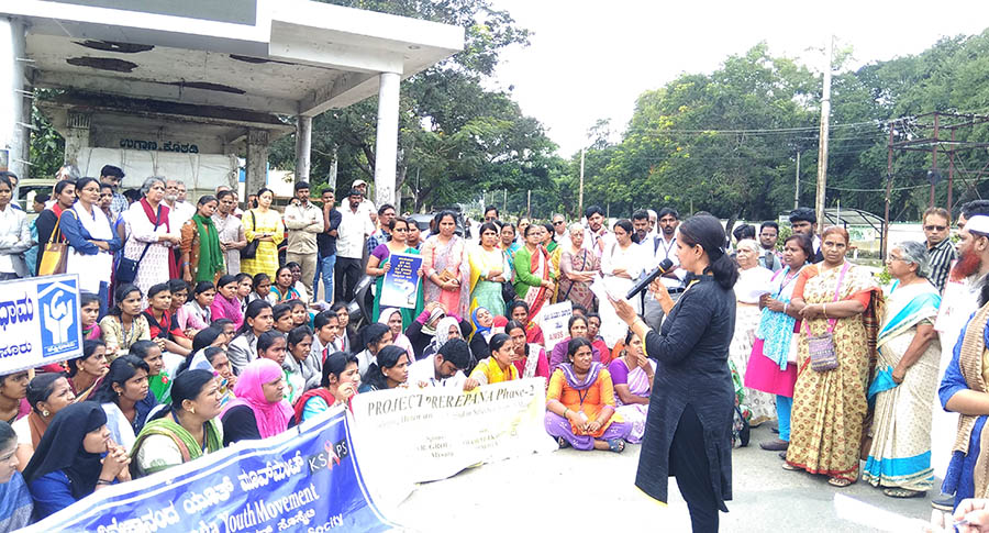 ಮೈಸೂರು: ವೈದ್ಯೆಯ ಅತ್ಯಾಚಾರ, ಕೊಲೆ ಆರೋಪಿಗಳಿಗೆ ಕಠಿಣ ಶಿಕ್ಷೆ ನೀಡಲು ಒತ್ತಾಯಿಸಿ ಧರಣಿ