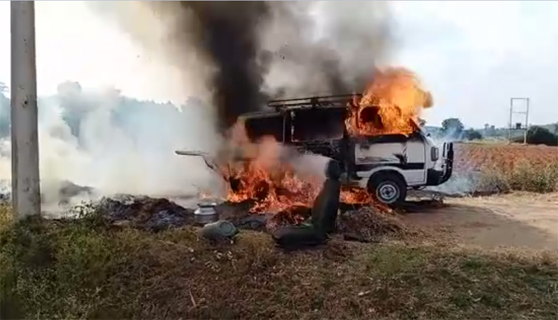 ರಸ್ತೆ ಮಧ್ಯೆಯೇ ಹೊತ್ತಿ ಉರಿದ ಓಮ್ನಿ