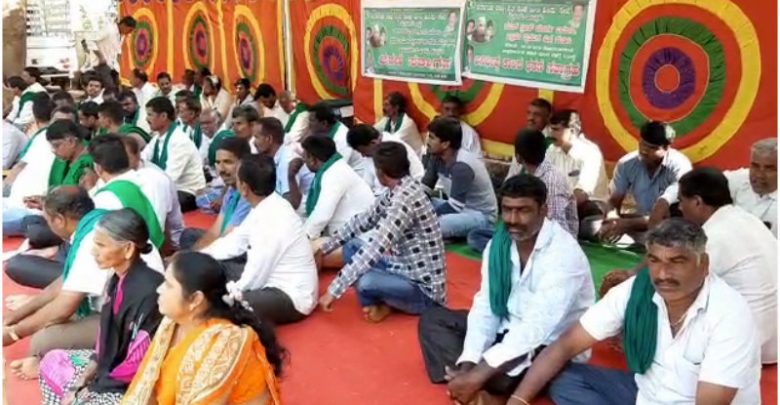 ನಮಗೆ ವಿಷ ಕುಡಿಸಿ: ಮೈಸೂರು ಡಿಸಿ ಕಚೇರಿ ಎದುರು ರೈತರ ಧರಣಿ