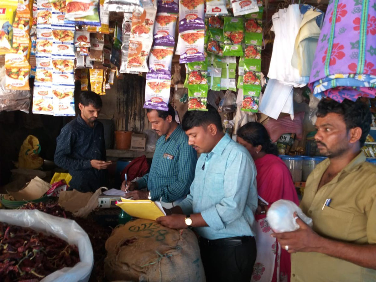 ಅಂಗಡಿಗಳಿಗೆ ದಾಳಿ: ನಿಷೇಧಿತ ಪ್ಲಾಸ್ಟಿಕ್, ಸೊತ್ತು ವಶ
