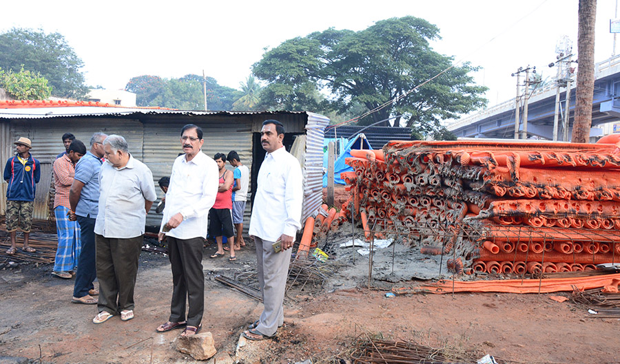 ತುಮಕೂರು: ಅನುಮಾನಗಳಿಗೆ ಎಡೆಮಾಡಿಕೊಟ್ಟ ಸ್ಮಾರ್ಟ್ ಸಿಟಿ ಕಾಮಗಾರಿ ಸಾಮಾಗ್ರಿಗೆ ಬೆಂಕಿ