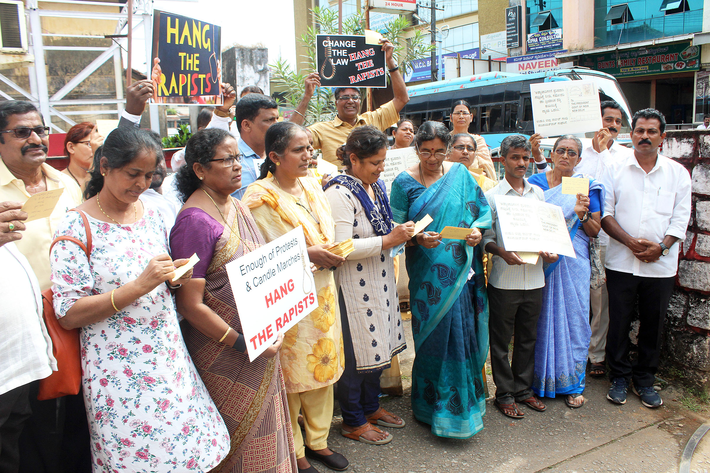 ಅತ್ಯಾಚಾರಿಗಳಿಗೆ ಗಲ್ಲು ಶಿಕ್ಷೆ ವಿಧಿಸಲು ಒತ್ತಾಯಿಸಿ ಪೋಸ್ಟ್‌ಕಾರ್ಡ್ ಚಳವಳಿ