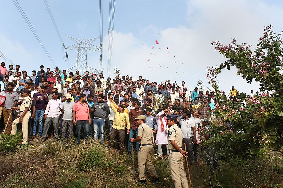 ಪೊಲೀಸರ ಮೇಲೆ ಹೂಮಳೆಗೈದ ಜನತೆ