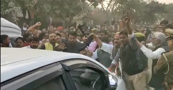 ಈಗ ಏಕೆ ಬಂದಿದ್ದೀರಿ?: ಉನ್ನಾವೊ ಸಂತ್ರಸ್ತೆಯ ಮನೆಗೆ ಭೇಟಿ ನೀಡಿದ ಸಚಿವರ ವಿರುದ್ಧ ಸ್ಥಳೀಯರ ಆಕ್ರೋಶ