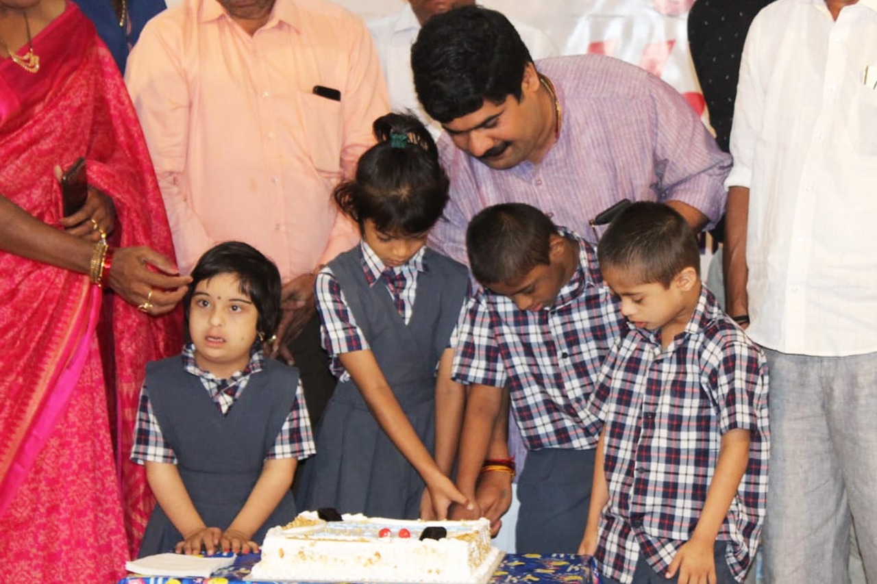 ವಿಶೇಷ ಚೇತನ ಮಕ್ಕಳ ಜೊತೆ ಜನ್ಮ ದಿನ ಆಚರಿಸಿದ ಶಾಸಕ ವೇದವ್ಯಾಸ್ ಕಾಮತ್