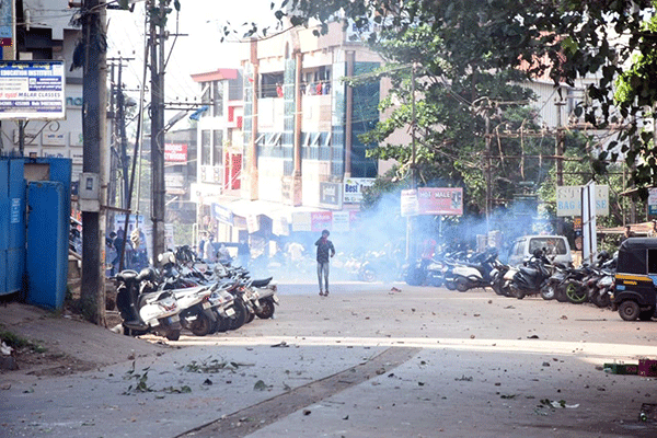 ಮಂಗಳೂರಿನಲ್ಲಿ ಮುಂದುವರಿದ ಪ್ರತಿಭಟನೆ: ಪರಿಸ್ಥಿತಿ ನಿಯಂತ್ರಣಕ್ಕೆ ಅಶ್ರುವಾಯ ಪ್ರಯೋಗ