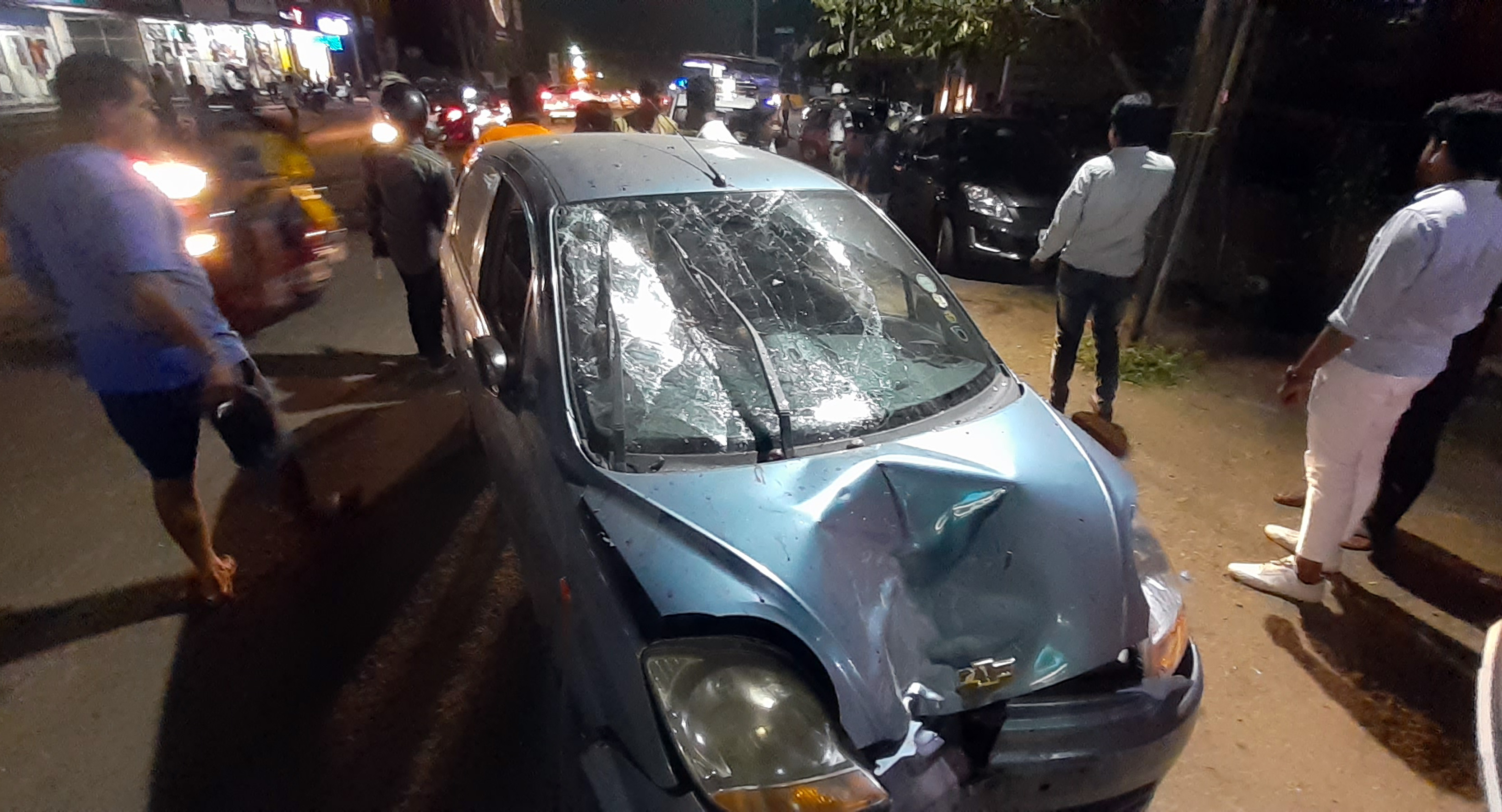 ಕಾರು-ಬೈಕ್ ಅಪಘಾತ: ಇಬ್ಬರು ಗಂಭೀರ