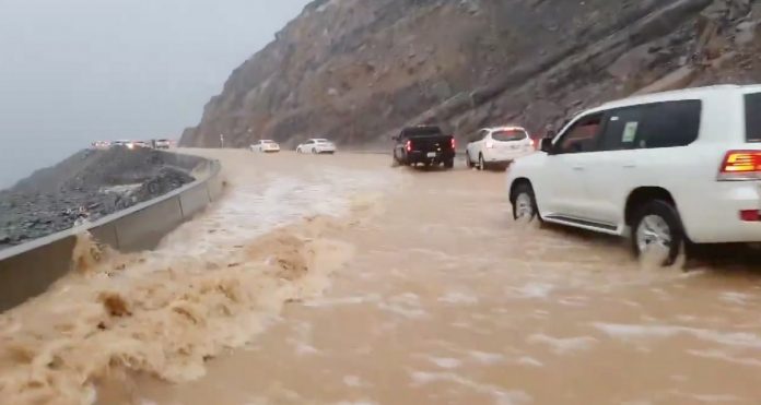 ಯುಎಇಯಲ್ಲಿ ಭಾರೀ ಮಳೆಗೆ ಮಹಿಳೆ ಬಲಿ: ಪ್ರವಾಹದಲ್ಲಿ ಕೊಚ್ಚಿ ಹೋದ ಕಾರ್ಮಿಕ