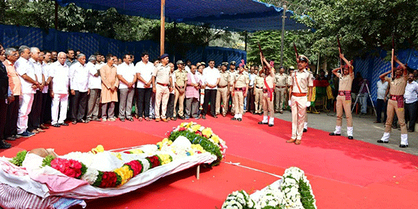 ಸರಕಾರಿ ಗೌರವಗಳೊಂದಿಗೆ ಚಿದಾನಂದಮೂರ್ತಿ ಅಂತ್ಯಸಂಸ್ಕಾರ