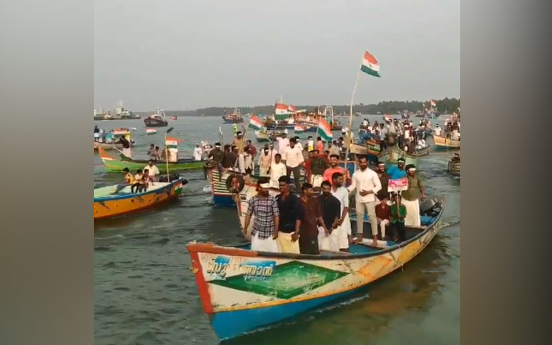 ಸಿಎಎ ವಿರೋಧಿಸಿ ಕೇರಳದ ಮೀನುಗಾರರಿಂದ ಬೋಟುಗಳಲ್ಲಿ ಜಲಯಾತ್ರೆ: ವಿಡಿಯೋ ವೈರಲ್