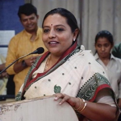 ಗೋವನ್ನು ಮುಟ್ಟಿದರೆ ನಕಾರಾತ್ಮಕ  ಶಕ್ತಿ ದೂರ ಎಂದ ಮಹಾರಾಷ್ಟ್ರ ಸಚಿವೆ!