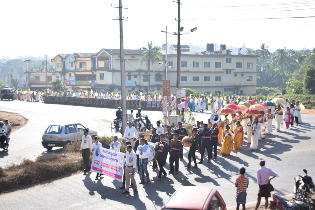 ಉಪ್ಪಿನಂಗಡಿಯಲ್ಲಿ ಪರಮ ಪ್ರಸಾದದ ಮೆರವಣಿಗೆ
