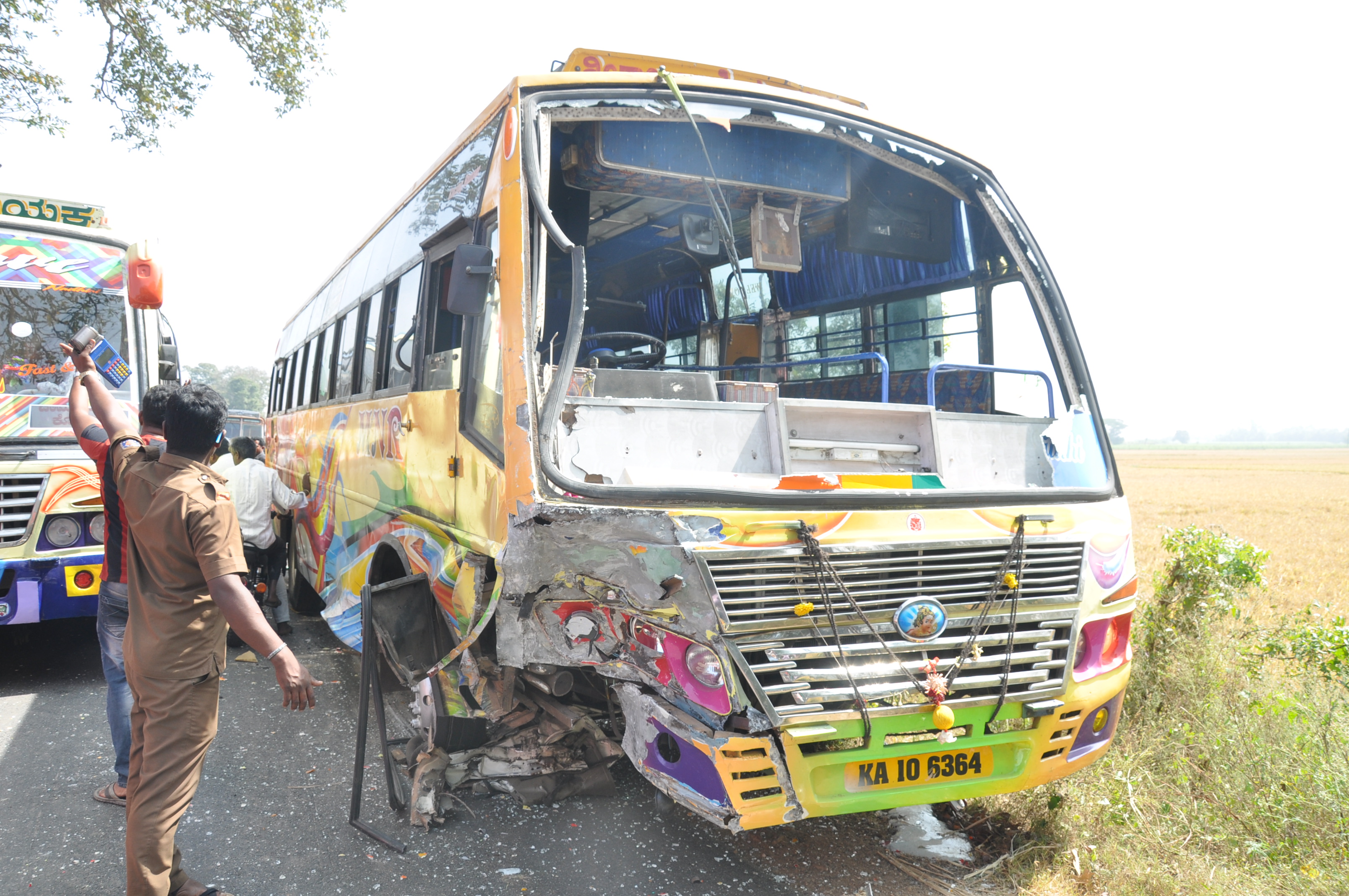 ಖಾಸಗಿ ಬಸ್- ಮ್ಯಾಜಿಕ್ ಪ್ಯಾಸೆಂಜರ್ ನಡುವೆ ಅಪಘತ: 6 ಮಂದಿಗೆ ಗಾಯ