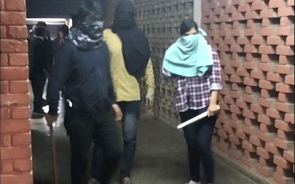 ಜೆಎನ್ ಯು ಹಿಂಸಾಚಾರ: ಕೋಲು ಹಿಡಿದುಕೊಂಡ ಮುಸುಕುಧಾರಿ ಮಹಿಳೆ ತಮ್ಮ ಸದಸ್ಯೆ ಎಂದು ಒಪ್ಪಿಕೊಂಡ ಎಬಿವಿಪಿ