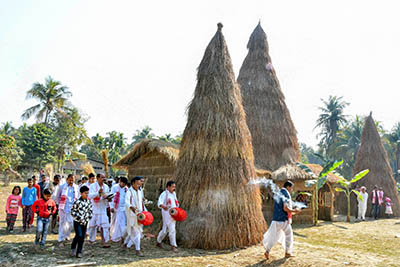 ‘ಭೋಗಾಲಿ ಬಿಹು’ ಉತ್ಸವದಲ್ಲಿ ಪೌರತ್ವ ಕಾಯ್ದೆಯ ಪ್ರತಿಗಳನ್ನು ದಹಿಸಿದ ಅಸ್ಸಾಂನ ಜನರು