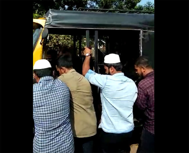 ಟ್ರಾಫಿಕ್ ಜಾಮ್ ನಲ್ಲಿ ಸಿಲುಕಿದ ಗರ್ಭಿಣಿ ಪ್ರಯಾಣಿಸುತ್ತಿದ್ದ ಆಟೊ: ಆಪತ್ಬಾಂಧವರಾದ ಸ್ವಯಂಸೇವಕರು