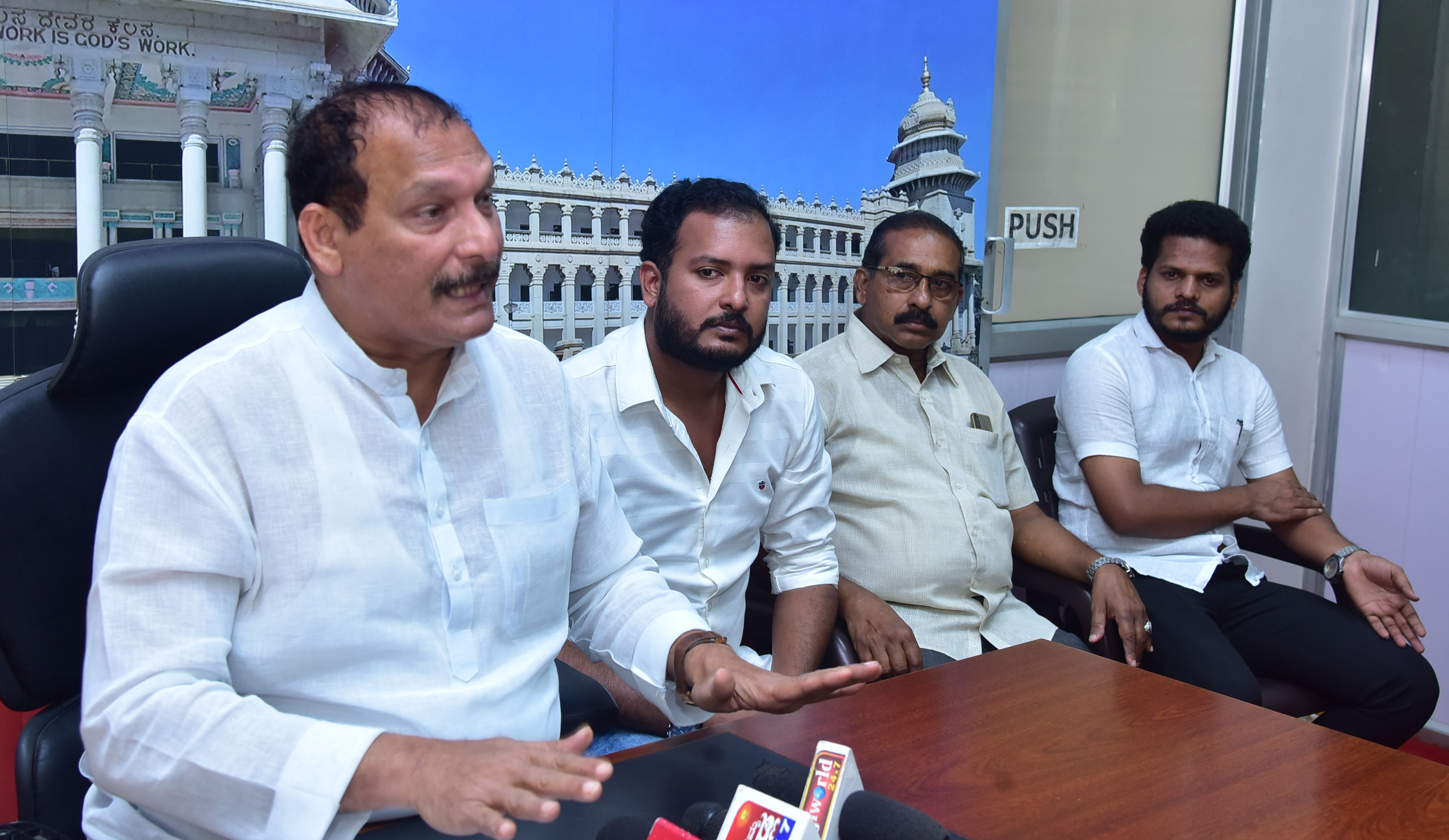 ಕೇಂದ್ರ ಸಚಿವ ಅಮಿತ್ ಶಾಗೆ ಐವನ್ ಡಿಸೋಜಾರಿಂದ 4 ಪ್ರಶ್ನೆಗಳು !