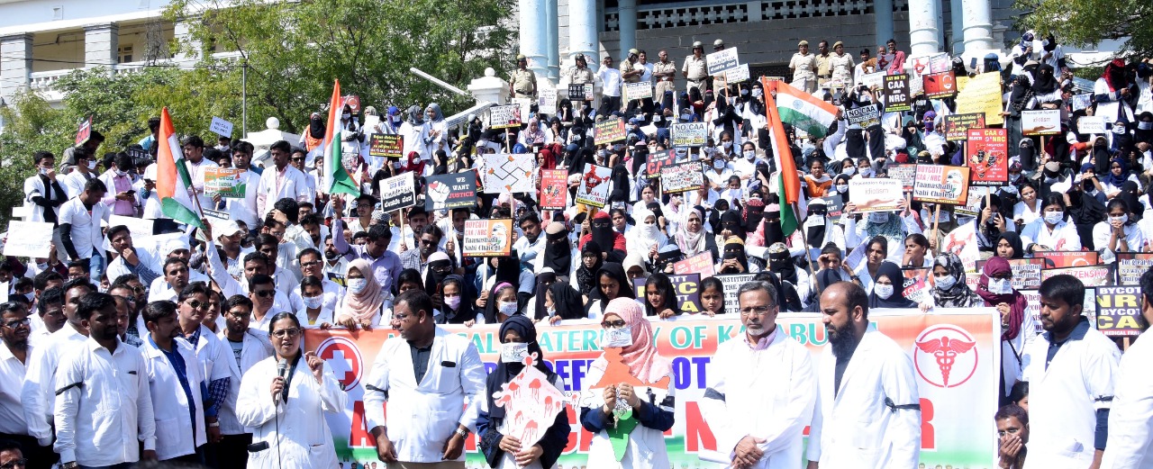 ಕಲಬುರ್ಗಿ: ಸಿಎಎ-ಎನ್‌ಆರ್‌ಸಿ ವಿರೋಧಿಸಿ ಬೀದಿಗಿಳಿದ ವೈದ್ಯಕೀಯ ವಿದ್ಯಾರ್ಥಿಗಳು