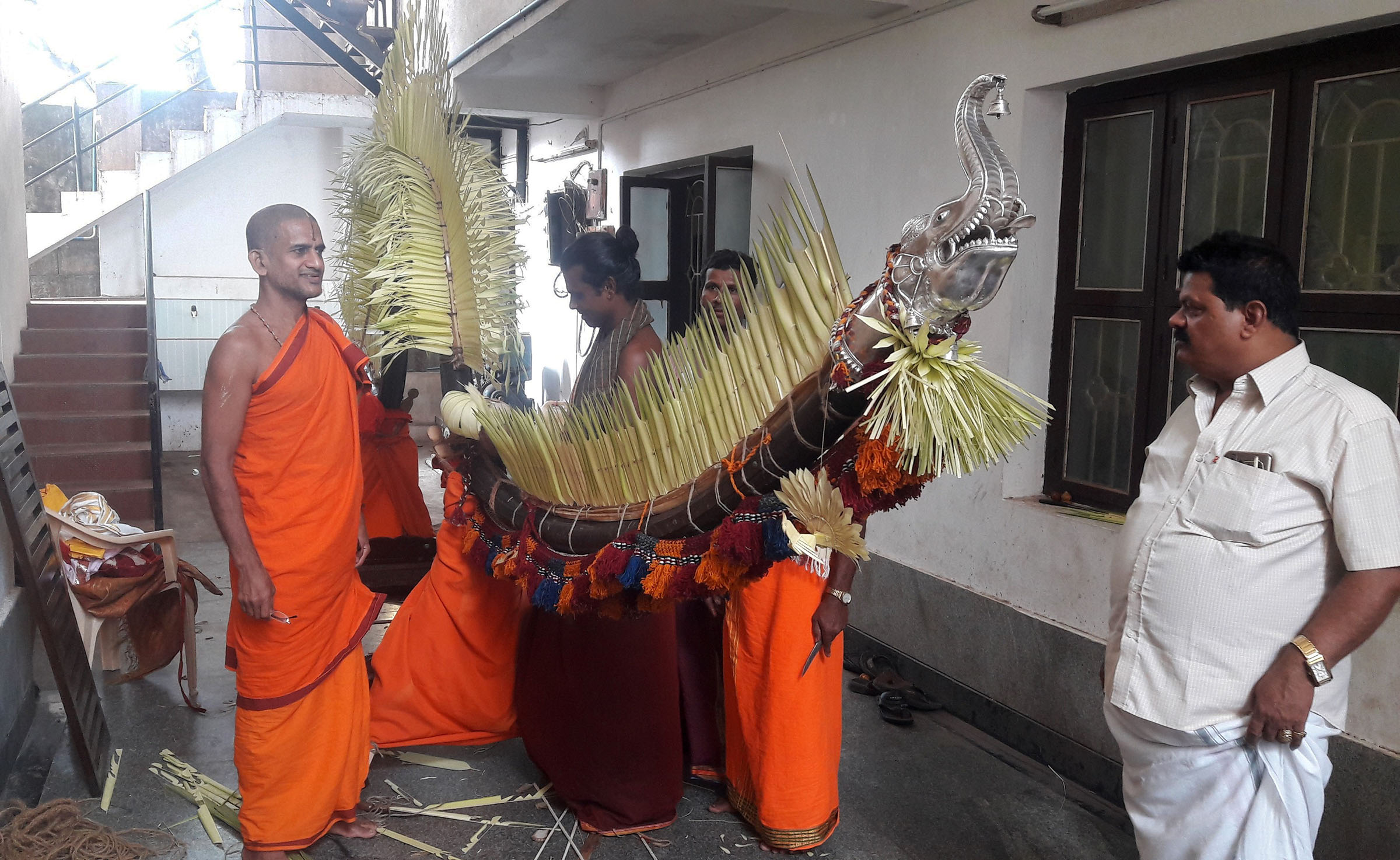 ಪೇಜಾವರ ಸ್ವಾಮೀಜಿಯ ಪಲ್ಲಕ್ಕಿಗೆ ಕಲಾತ್ಮಕತೆಯ ಸ್ಪರ್ಶ