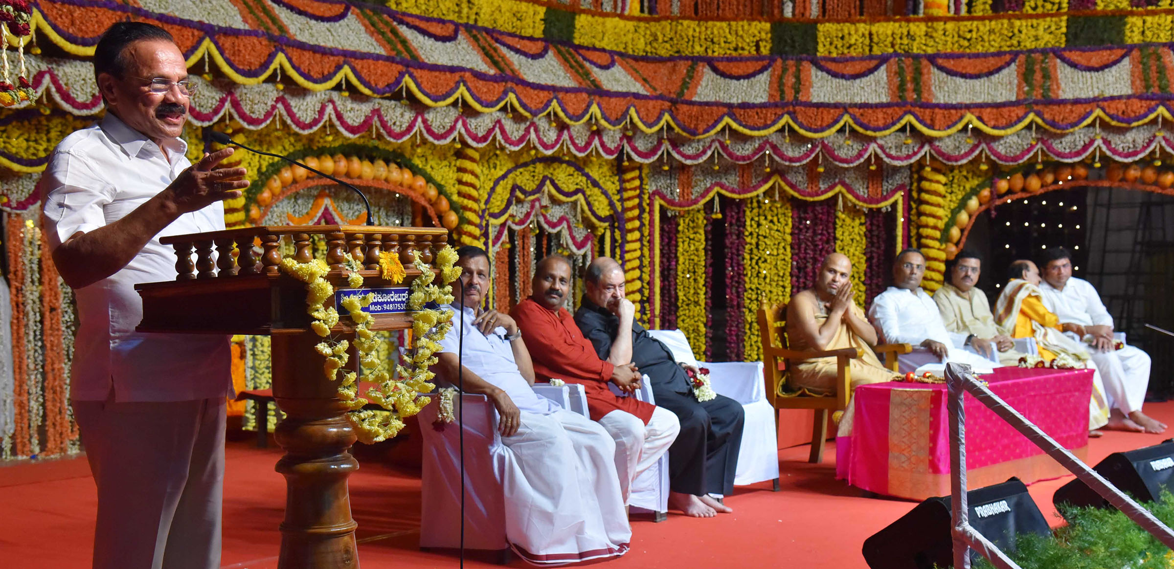 ಧಾರ್ಮಿಕ ಪೀಠಗಳಿಂದ ಮಾತ್ರ ಸಮಾಜಕ್ಕೆ ಸಂಸ್ಕಾರ ನೀಡಲು ಸಾಧ್ಯ: ಡಿವಿಎಸ್