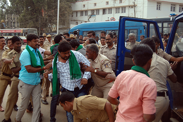 ತುಮಕೂರು: ಪ್ರಧಾನಿ ವಿರುದ್ಧ ಪ್ರತಿಭಟನೆಗೆ ಮುಂದಾಗಿದ್ದ ರೈತರು ಪೊಲೀಸ್ ವಶಕ್ಕೆ