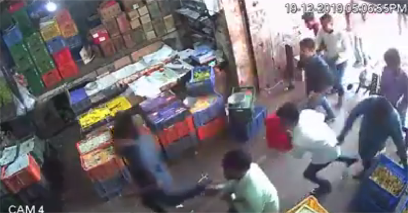 ಮಂಗಳೂರು ಮಾರುಕಟ್ಟೆಗೆ ನುಗ್ಗಿ ದಾಂಧಲೆ, ಕಲ್ಲು ತೂರಾಟಗೈದ ದುಷ್ಕರ್ಮಿಗಳು: ಸಿಸಿಟಿವಿಯಲ್ಲಿ ಸ್ಫೋಟಕ ಸತ್ಯ