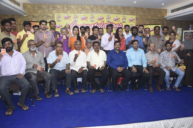 ‘ಸನ್‌ಪ್ರೀಮಿಯಂ’ ವಿಜೇತ ಗ್ರಾಹಕರಿಗೆ ಚಿನ್ನದ ನಾಣ್ಯ ವಿತರಣೆ