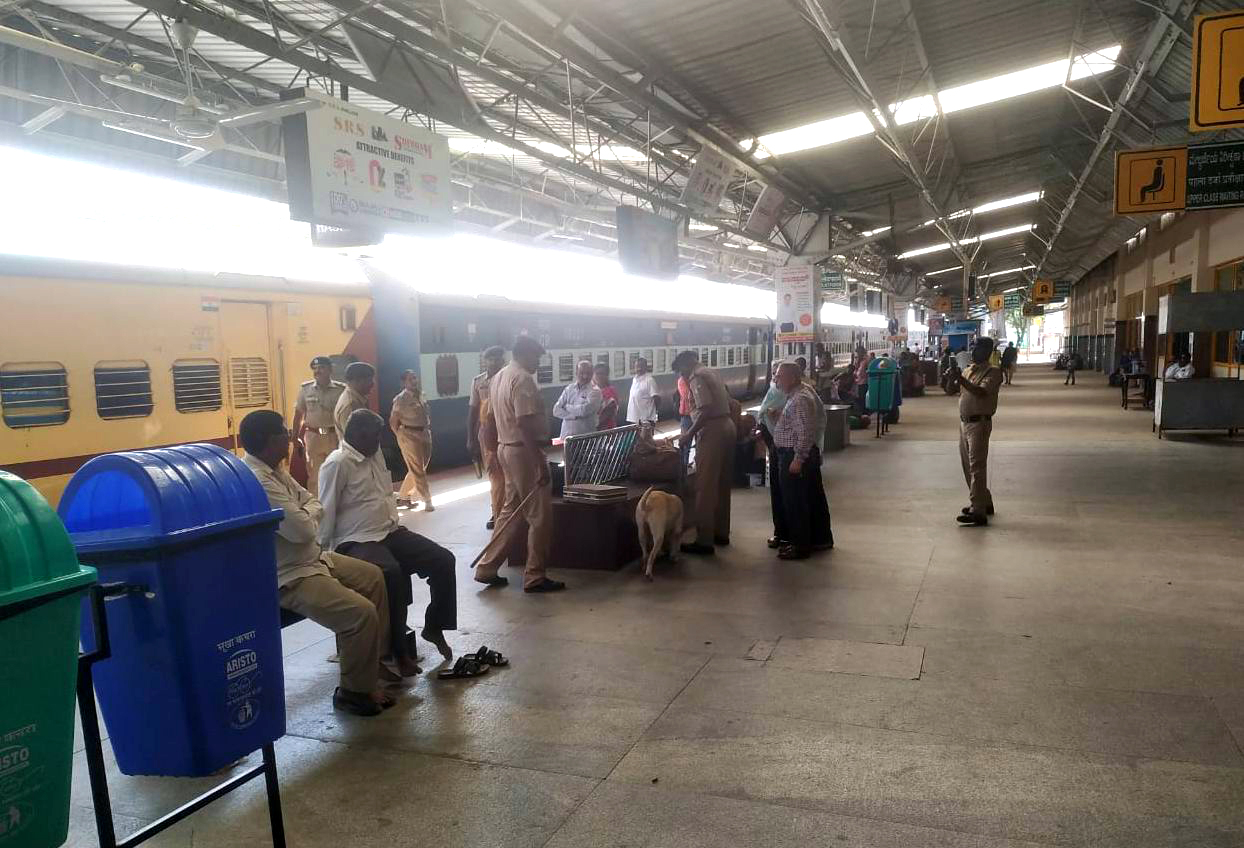 ಮಂಗಳೂರಿನ ವಿಮಾನ ನಿಲ್ದಾಣದಲ್ಲಿ ಸ್ಫೋಟಕ ಪತ್ತೆ ಪ್ರಕರಣ: ಹಾಸನ ರೈಲ್ವೆ ನಿಲ್ದಾಣದಲ್ಲಿ ತಪಾಸಣೆ