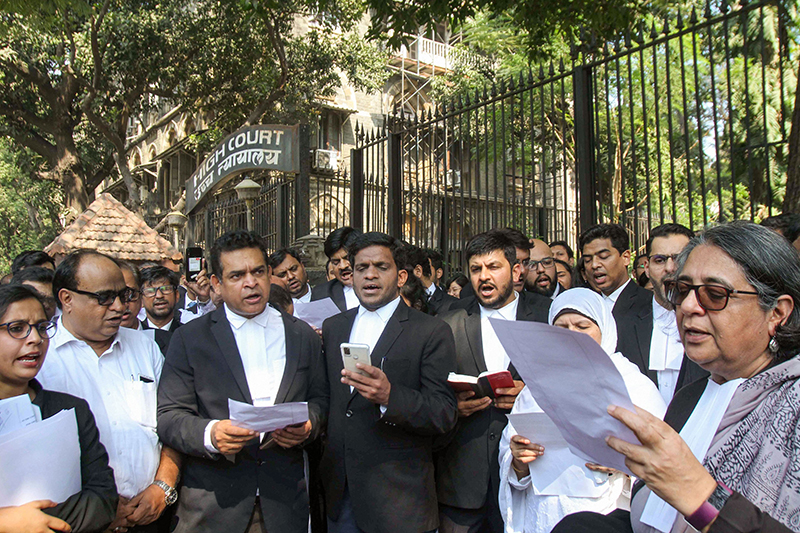 ಸಿಎಎ ವಿರುದ್ಧ ಪ್ರತಿಭಟನೆ : ಹೈಕೋರ್ಟ್ ಮುಂದೆ ಸಂವಿಧಾನದ ಪೀಠಿಕೆಯನ್ನು ಓದಿದ ವಕೀಲರು