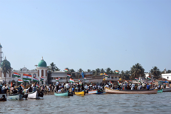ಬೆಂಗರೆ: ಸಿಎಎ ವಿರುದ್ಧದ ಪ್ರತಿಭಟನೆಗೆ ಉಳ್ಳಾಲದಿಂದ ದೋಣಿಯಲ್ಲಿ ತೆರಳಿದ ಸಾವಿರಾರು ಮಂದಿ