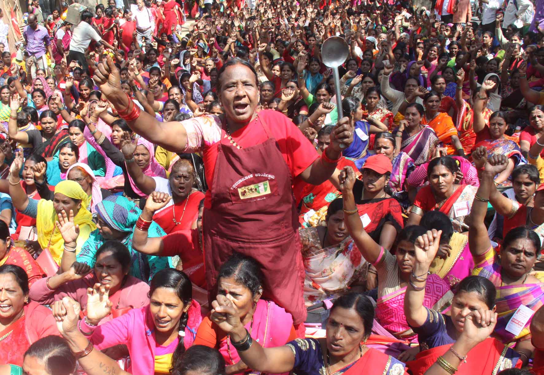 ಬೆಂಗಳೂರು: ವಿವಿಧ ಬೇಡಿಕೆಗಳ ಈಡೇರಿಕೆಗೆ ಒತ್ತಾಯಿಸಿ ಬಿಸಿಯೂಟ ನೌಕರರ ಧರಣಿ