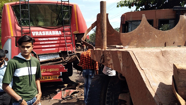 ಬಬ್ಬುಕಟ್ಟೆ: ಬಸ್ಸಿಗೆ ಟ್ರಕ್ ಢಿಕ್ಕಿ; ಮೂವರು ವಿದ್ಯಾರ್ಥಿಗಳಿಗೆ ಗಾಯ