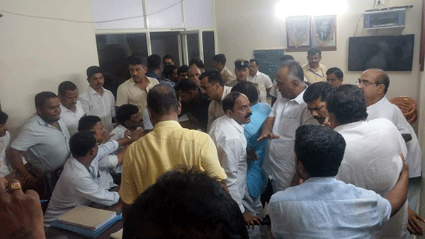 ಬಂಟ್ವಾಳ: ಭೂ ಬ್ಯಾಂಕ್ ಚುನಾವಣೆ ವೇಳೆ ಕಾಂಗ್ರೆಸ್, ಸಹಕಾರ ಭಾರತಿ ಬೆಂಬಲಿಗರ ನಡುವೆ ವಾಕ್ಸಮರ