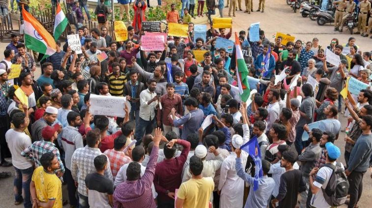 ಅಮು ವಿದ್ಯಾರ್ಥಿಗಳಿಂದ ಹೆದ್ದಾರಿಯಲ್ಲಿ ತಡೆ: ಬಂಧಿತ ಸಹವಿದ್ಯಾರ್ಥಿಯ ಬಿಡುಗಡೆಗೆ ಆಗ್ರಹ