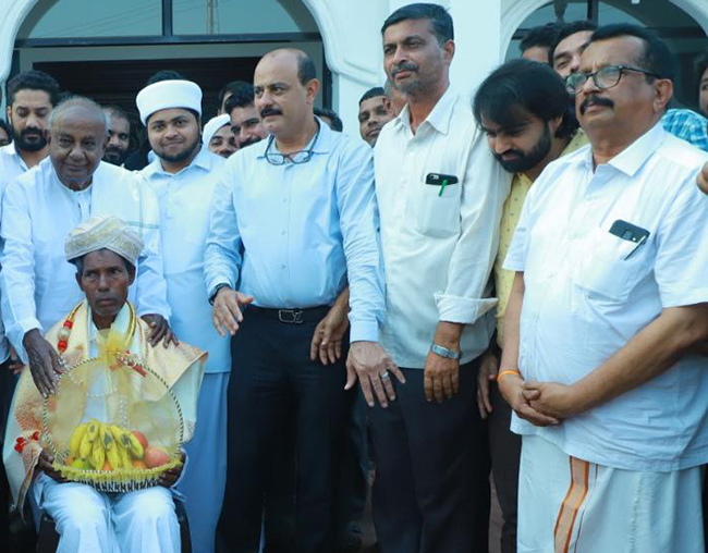 ಹರೇಕಳ ಹಾಜಬ್ಬರಿಗೆ ಮಾಜಿ ಪ್ರಧಾನಿ ದೇವೇಗೌಡ ಸನ್ಮಾನ