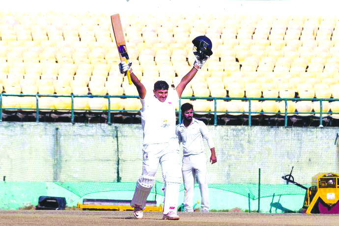 ಕುಸಿದ ಮುಂಬೈಗೆ ಸರ್ಫರಾಝ್ ದ್ವಿಶತಕದ ನೆರವು