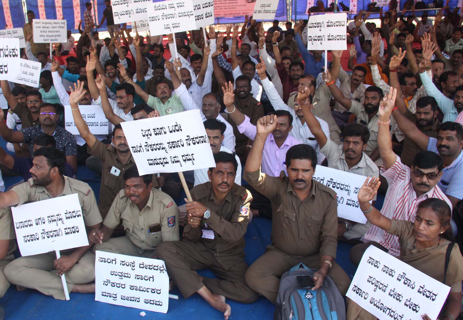 ಸಾರಿಗೆ ನೌಕರರನ್ನು ಸರಕಾರಿ ನೌಕರರಾಗಿ ಪರಿಗಣಿಸಲು ಆಗ್ರಹಿಸಿ ಧರಣಿ