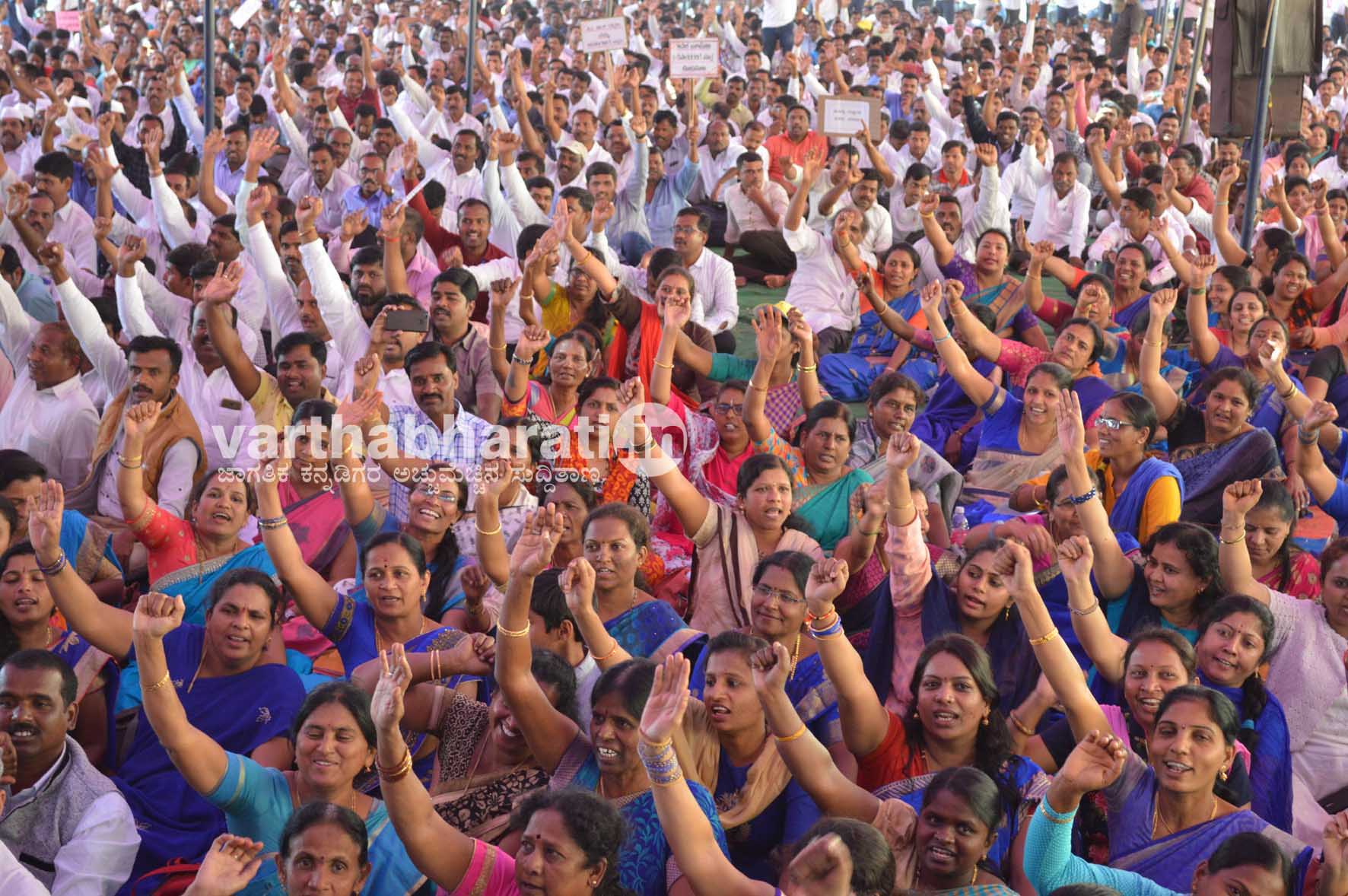 ಹಿಂಭಡ್ತಿಗೆ ವಿರೋಧ: ಬೆಂಗಳೂರಿನಲ್ಲಿ ತರಗತಿ ಬಹಿಷ್ಕರಿಸಿ ಬೀದಿಗಿಳಿದ ಸಾವಿರಾರು ಶಿಕ್ಷಕರು