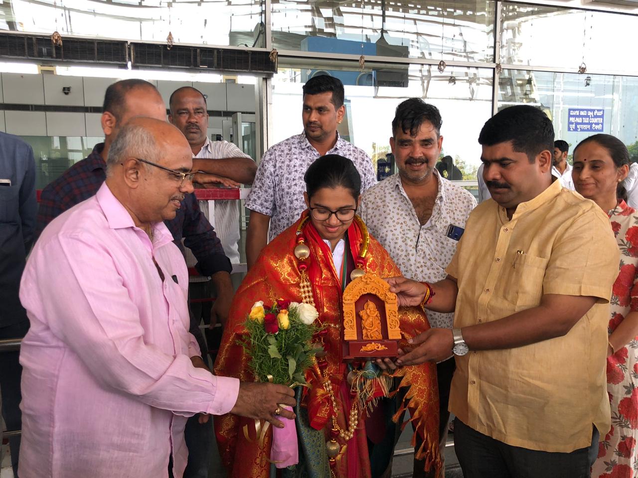 ಸುನಿತಾ ಪ್ರಭುಗೆ ರಾಷ್ಟ್ರಪತಿ ಬಾಲ ಪುರಸ್ಕಾರ: ಮಂಗಳೂರು ವಿಮಾನ ನಿಲ್ದಾಣದಲ್ಲಿ ಅದ್ಧೂರಿ ಸ್ವಾಗತ