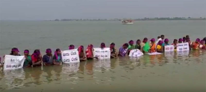 ಮದ್ಯಮುಕ್ತ ಕರ್ನಾಟಕಕ್ಕಾಗಿ ಜಲ ಸತ್ಯಾಗ್ರಹ: ನದಿಯ ಮಧ್ಯೆ ನಿಂತು ಮಹಿಳೆಯರ ಹೋರಾಟ
