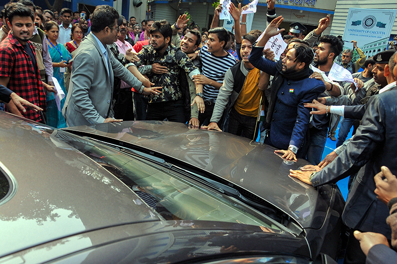 ಘಟಿಕೋತ್ಸವದಲ್ಲಿ ಸಿಎಎ ವಿರುದ್ಧ ಪ್ರತಿಭಟನೆ: ರಾಜ್ಯಪಾಲರಿಗೆ ಘೇರಾವ್ ಹಾಕಿದ ವಿದ್ಯಾರ್ಥಿಗಳು