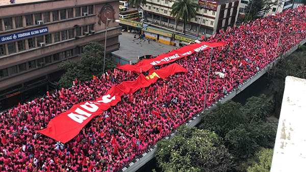 ಅಹೋರಾತ್ರಿ ಧರಣಿ ಆರಂಭಿಸಿದ ಆಶಾ ಕಾರ್ಯಕರ್ತೆಯರು: ಬೆಂಗಳೂರಿನಲ್ಲಿ ಬೃಹತ್ ಪ್ರತಿಭಟನಾ ರ‍್ಯಾಲಿ