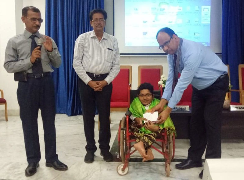 ವಿಕಲಚೇತನ ವ್ಯಕ್ತಿಚಿತ್ರ ಕಲಾವಿದ ಗಣೇಶ್ ಕುಲಾಲ್‌ಗೆ ಗೌರವ