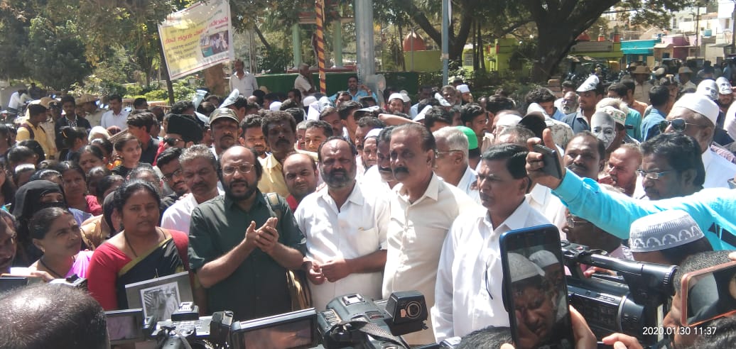 ಕೋಲಾರ: ಸಿಎಎ, ಎನ್‌ಆರ್‌ಸಿ ವಿರೋಧಿಸಿ ವಿವಿಧ ಸಂಘಟನೆಗಳಿಂದ ಮಾನವ ಸರಪಳಿ