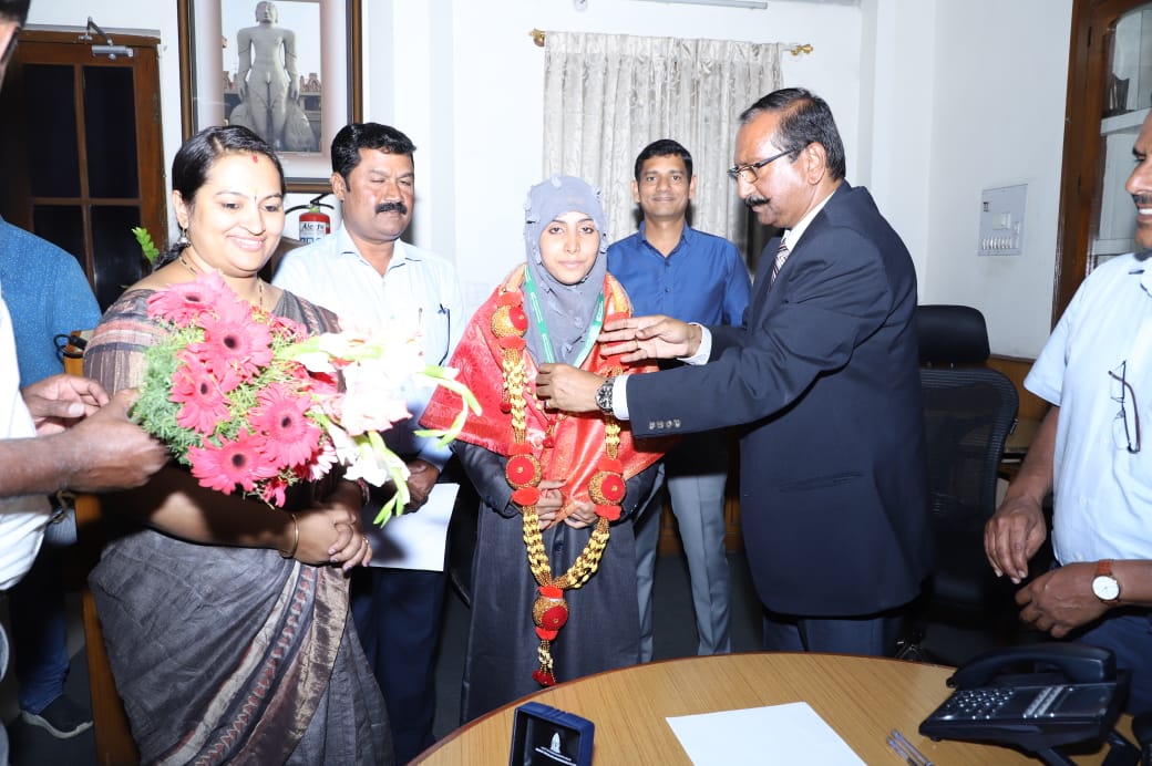 ಬೆಂಗಳೂರು ವಿವಿಯ ಬಿಕಾಂ ಪದವಿಯಲ್ಲಿ ಪ್ರಥಮ ರ‍್ಯಾಂಕ್: ವಿದ್ಯಾರ್ಥಿನಿ ರಹಮತುನ್ನೀಸಾಗೆ ಗೌರವ ಸನ್ಮಾನ