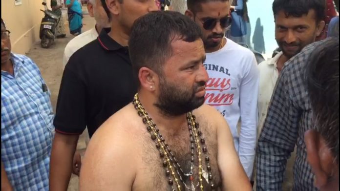 ವೇಷ ಧರಿಸಿ ಕಳ್ಳತನಕ್ಕೆ ಯತ್ನ ಆರೋಪ: ಸಾರ್ವಜನಿಕರಿಂದ ಥಳಿತ