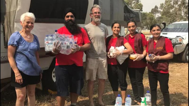 ಆಸ್ಟ್ರೇಲಿಯಾದ ಭೀಕರ ಕಾಡ್ಗಿಚ್ಚು: ಸಂತ್ರಸ್ತರಿಗೆ ಉಚಿತ ಆಹಾರ ನೀಡುತ್ತಿರುವ ಭಾರತದ ದಂಪತಿ